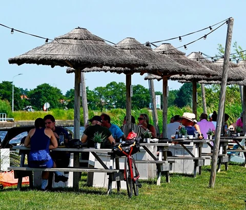 borrel-en-bites-terras-waterkant